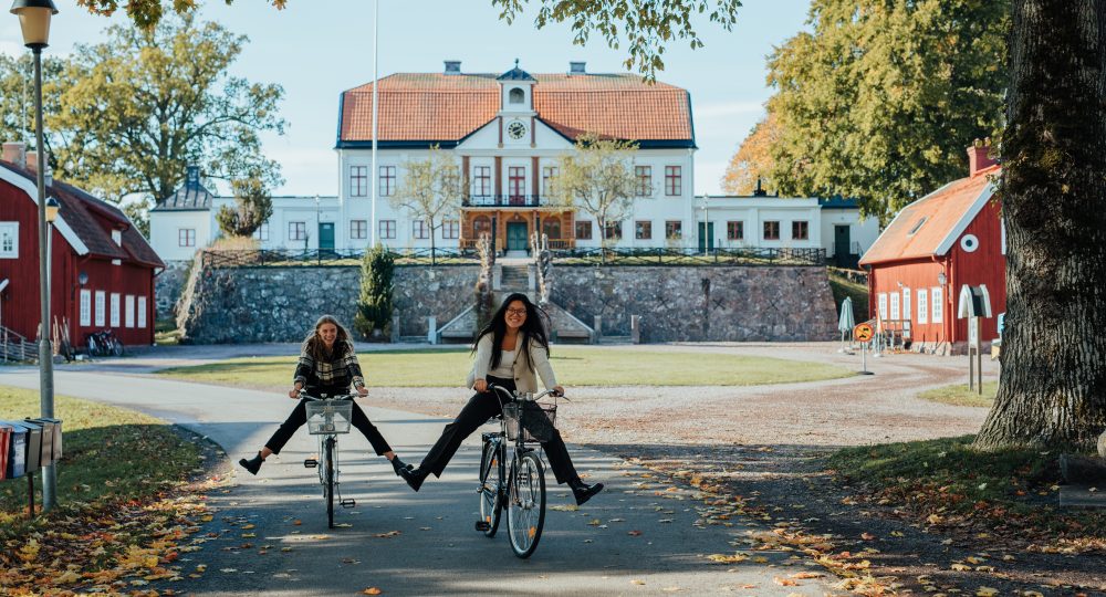 Två tjejer som cyklar i Oskarshamn